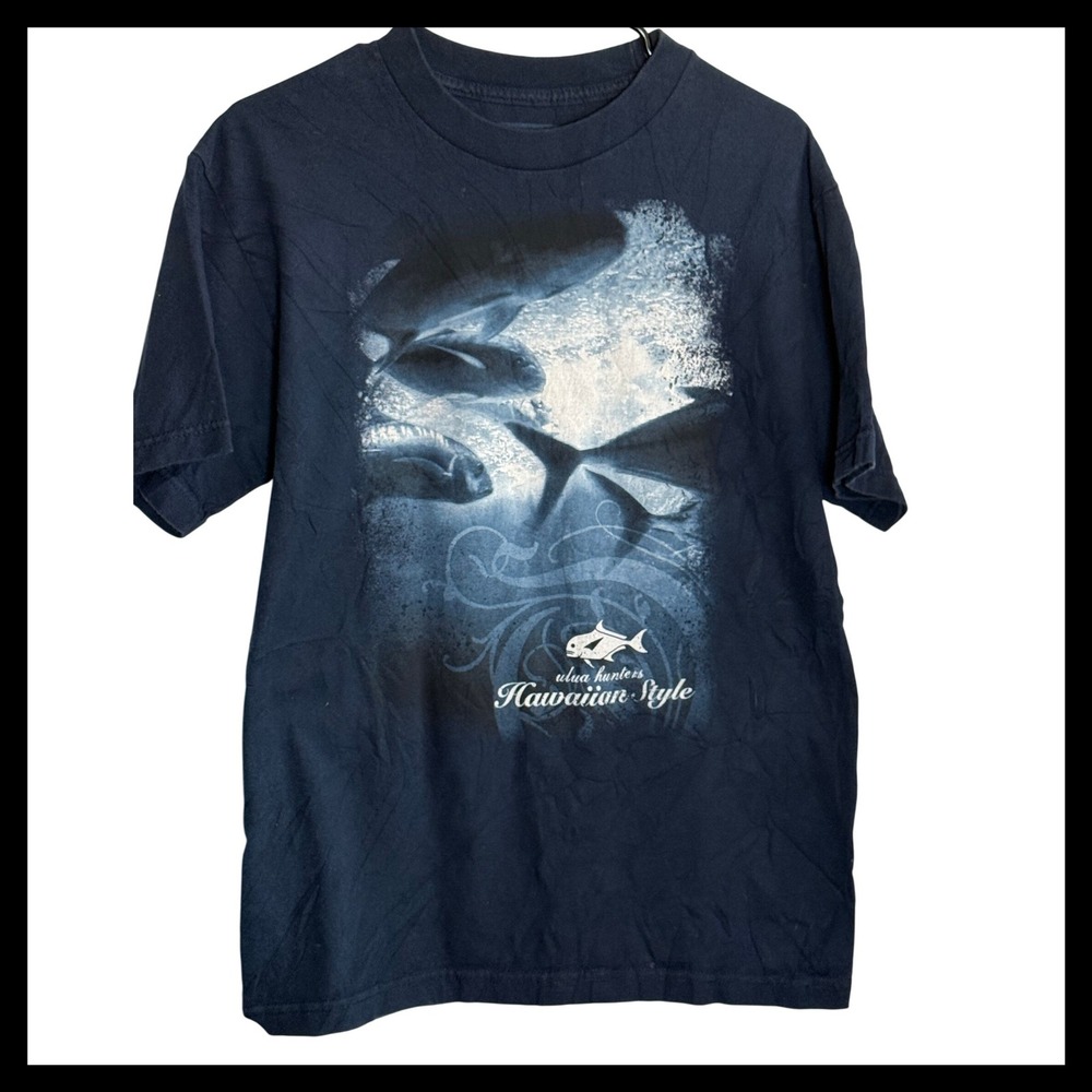 Hawaiian Style Ulua Hunters Graphic T-Shirt Mens Medium Navy Blue Fish Print